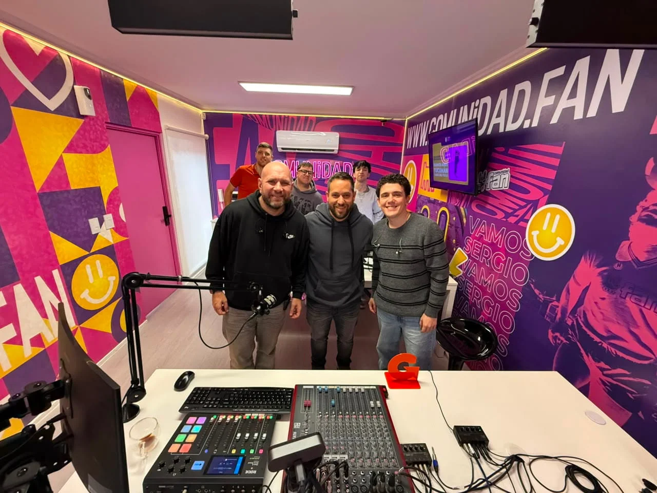 Equipo de Grupo Gamer en el estudio de Comunidad Fan